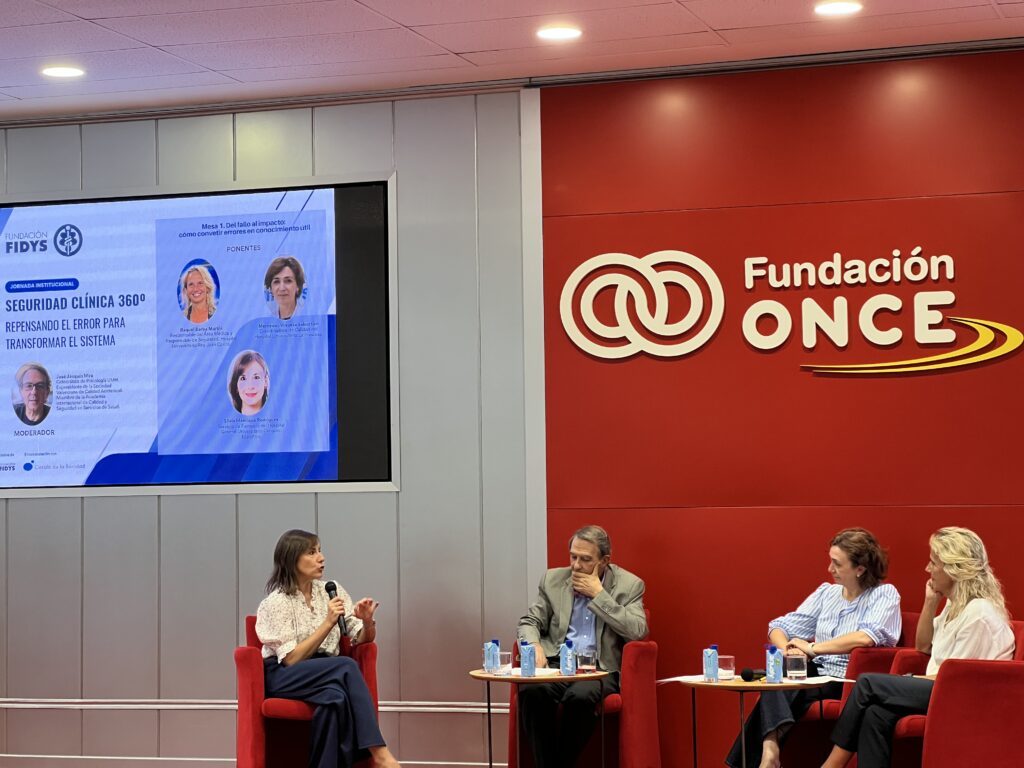 Presentación de la primera mesa con el moderador José Joaquín Mira y las ponentes Raquel Barba Martín, Mercedes Vinuesa Sebastián y Silvia Manrique Rodríguez.