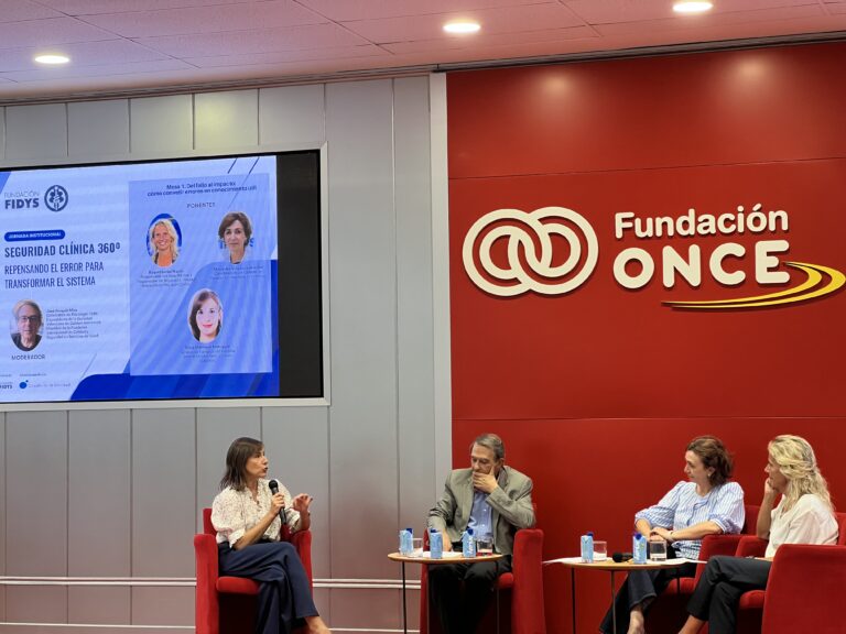 José Joaquín Mira, Raquel Barba Martín, Mercedes Vinuesa Sebastián y Silvia Manrique Rodríguez durante la primera mesa de Seguridad Clínica 360º.