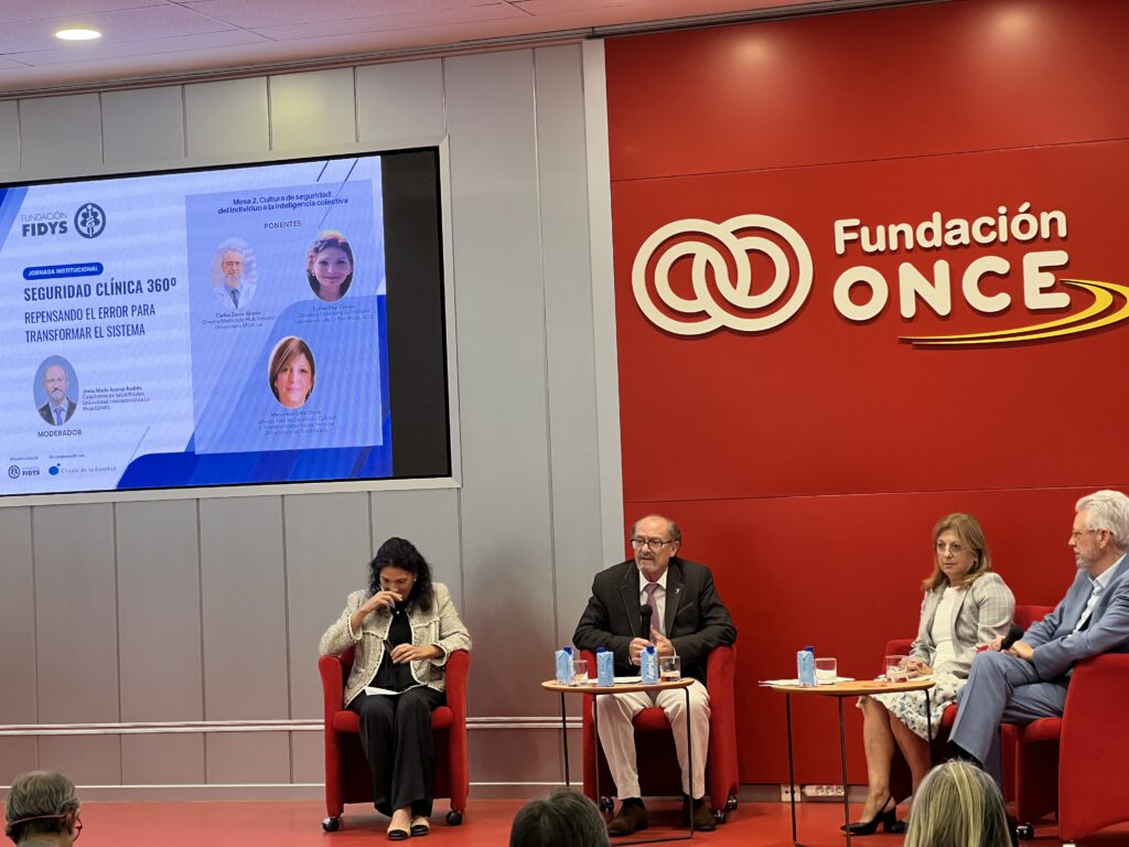 Presentación de la segunda mesa con el moderador Jesús María Aranaz Andrés y los ponentes Carlos Zarco Alonso, Esther Rey Cuevas y Mercedes Ortiz Otero.