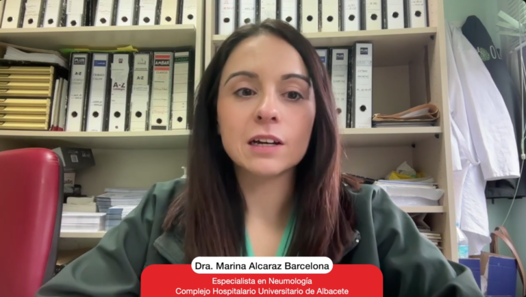 Marina Alcaraz Barcelona durante su ponencia, identificada como especialista en Neumología del Complejo Hospitalario Universitario de Albacete.