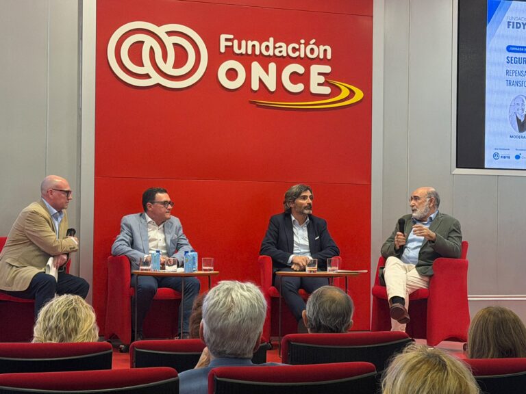 Mesa 3 Cuatro participantes de la tercera mesa de Seguridad Clínica 360º sentados en el escenario de Fundación ONCE.